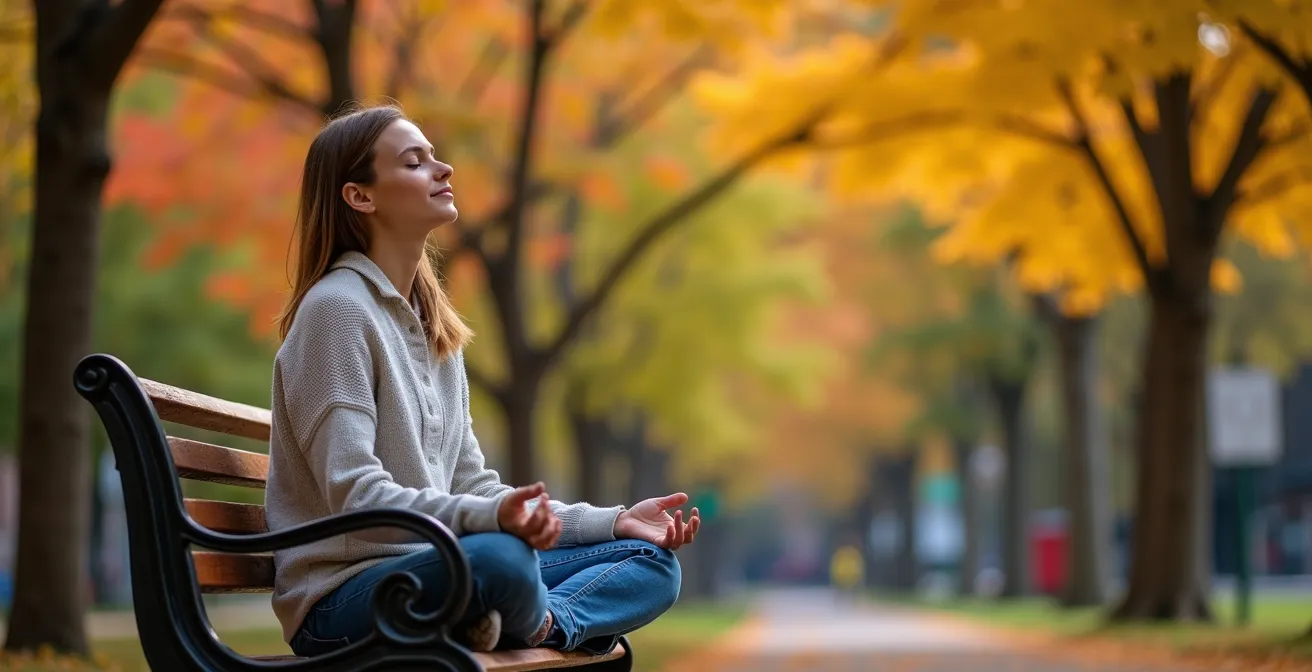Personne méditant sur un banc dans un parc urbain de Montréal en automne